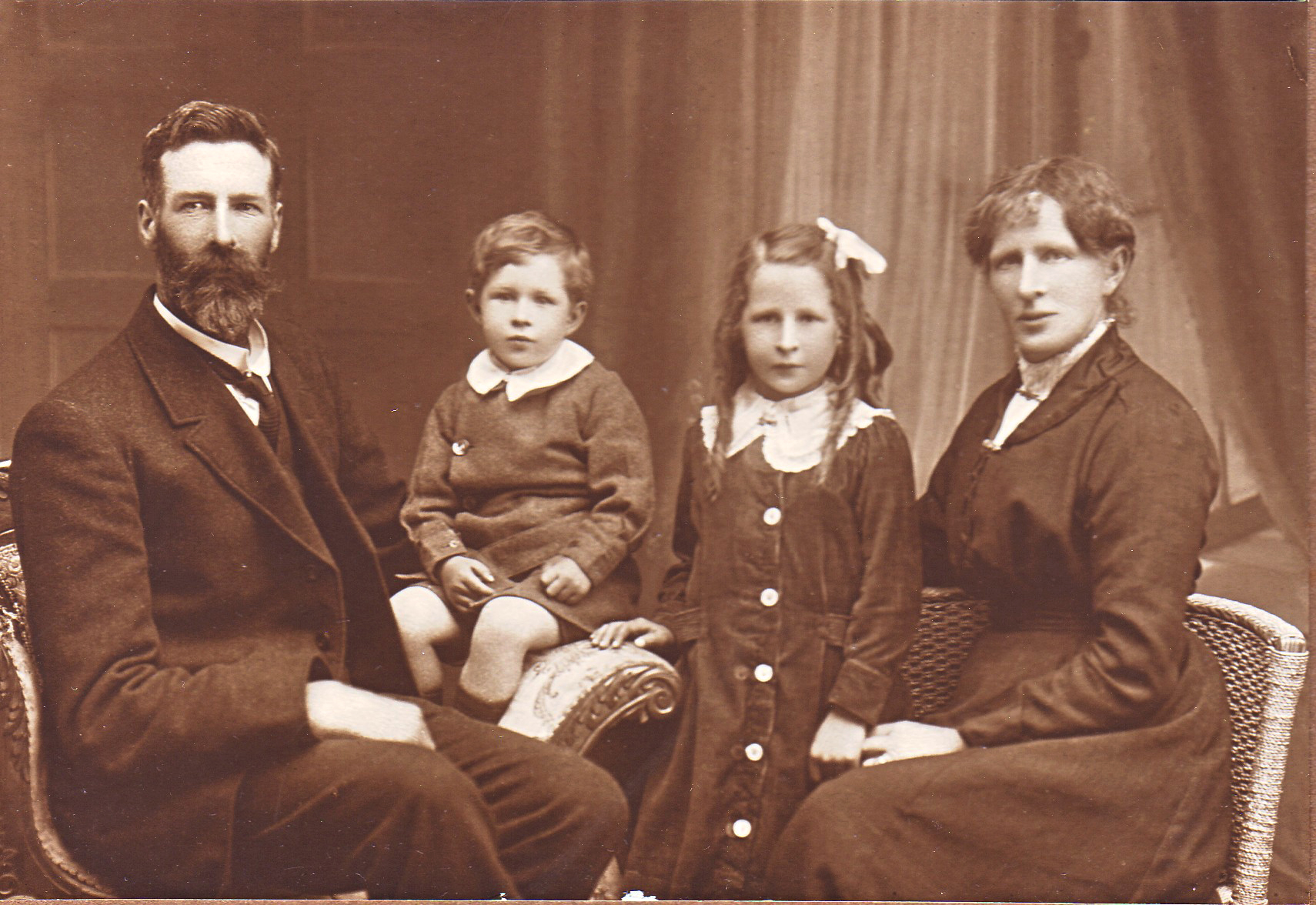 Photo of photos/Alexander McLennan bn1882 fam grp AlickMaryFloJack